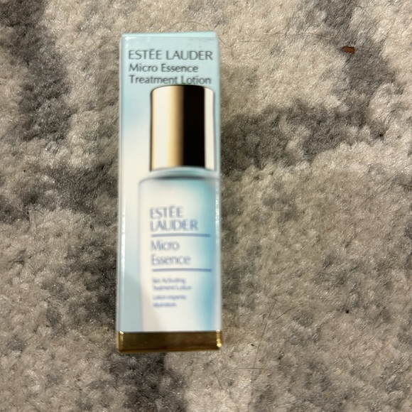 NWT Estée Lauder micro essence treatment lotion with minis and a red bag - Picture 3 of 3